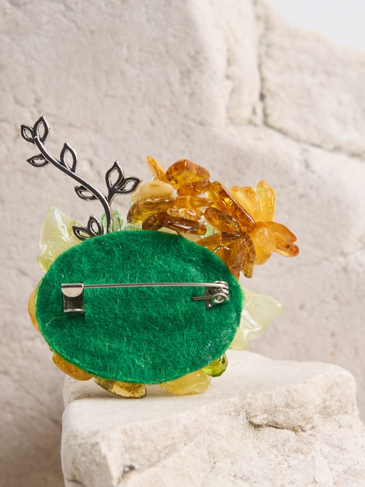 Брошь с янтарём